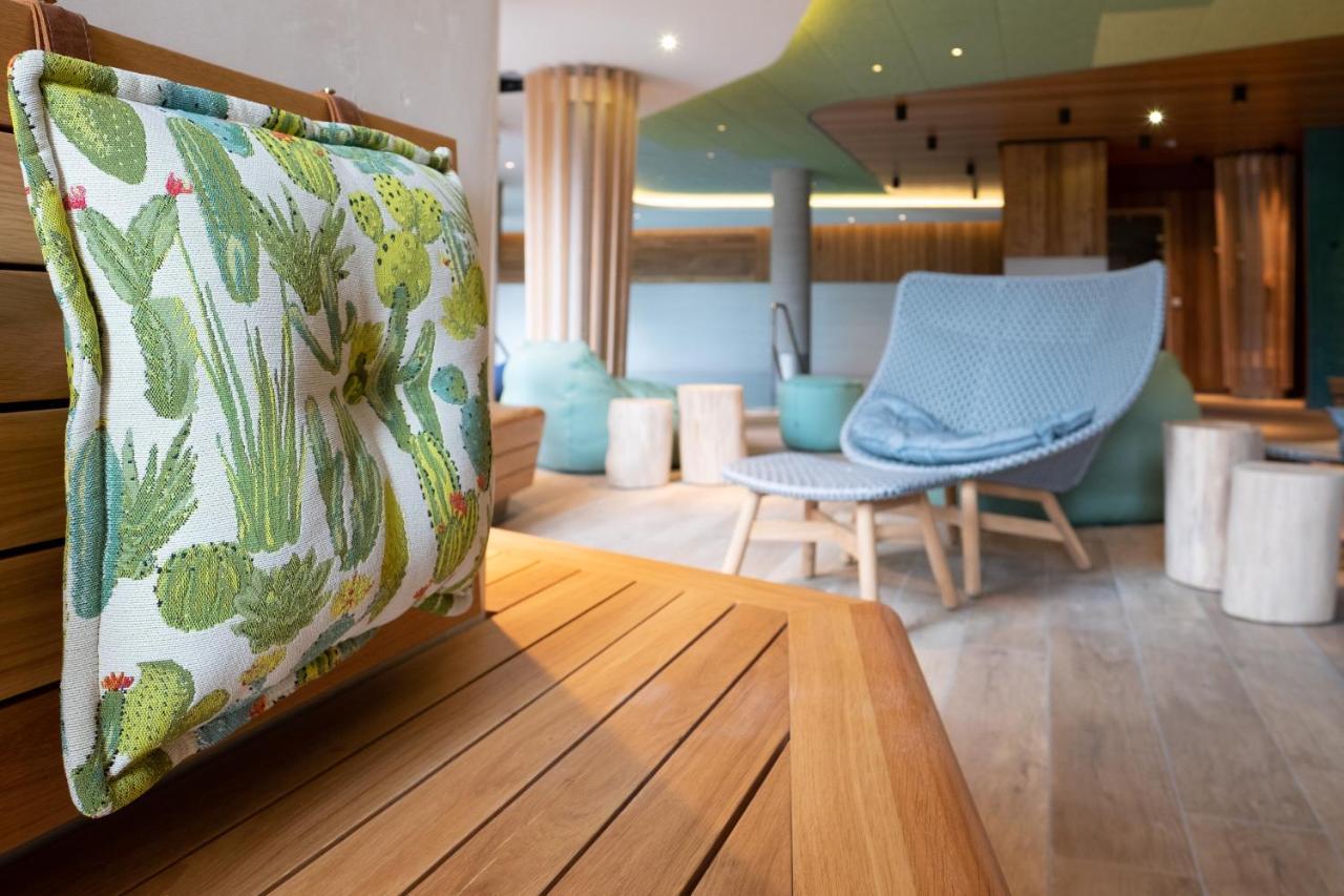 Das James Flensburg Exteriér fotografie The interior of the new spa at The Dorchester