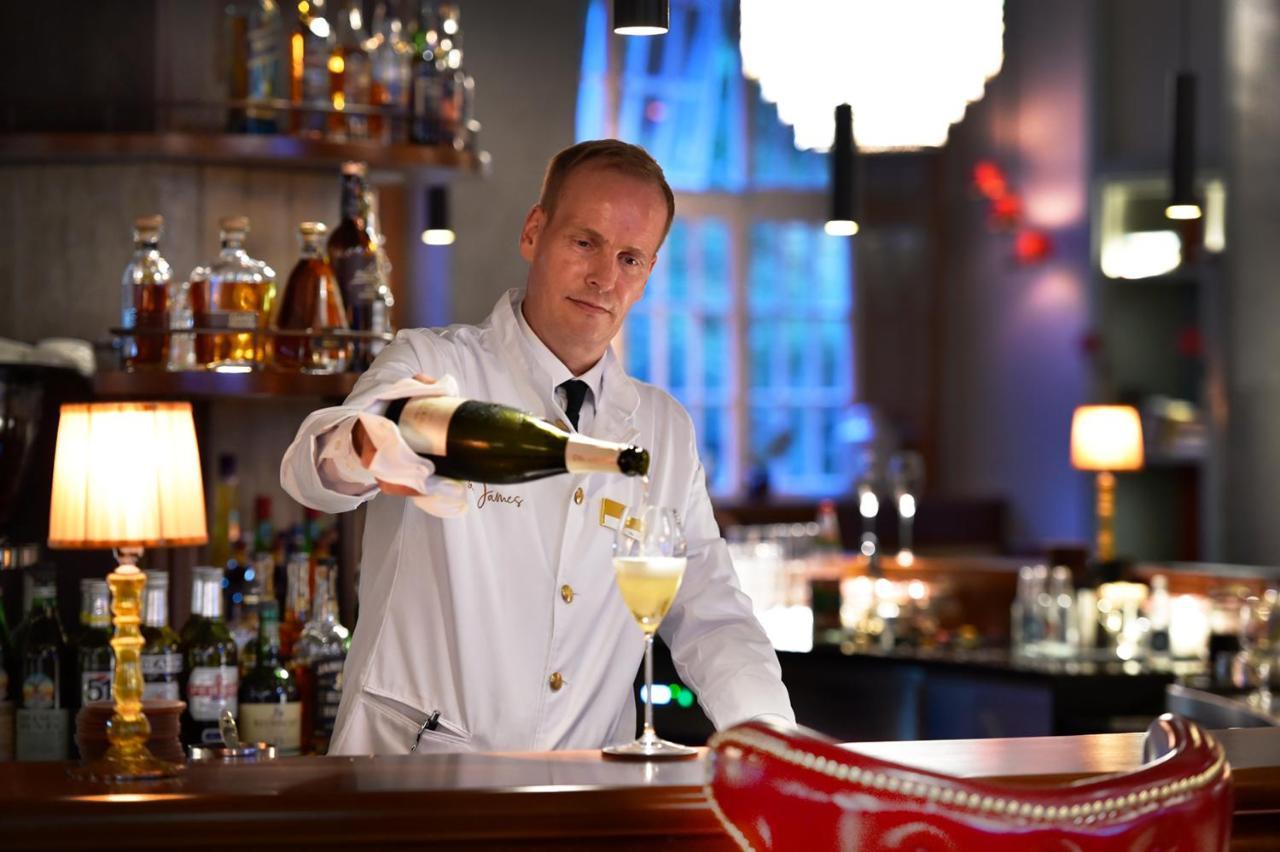 Das James Flensburg Exteriér fotografie A bartender at work